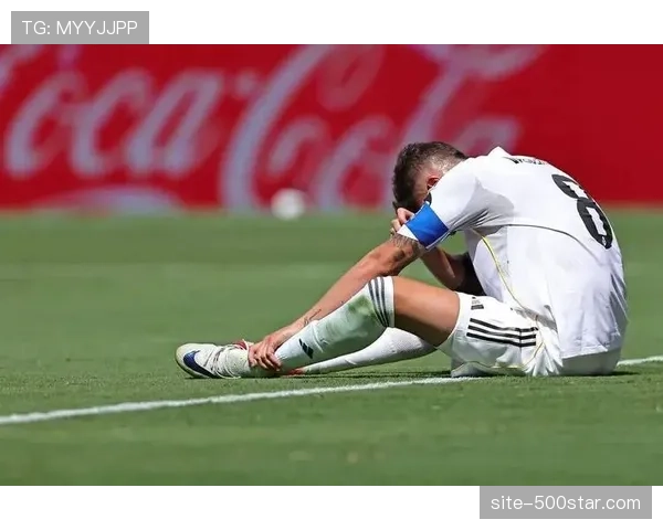 本菲卡球迷持香蕉在皇马奖杯室拍照引争议